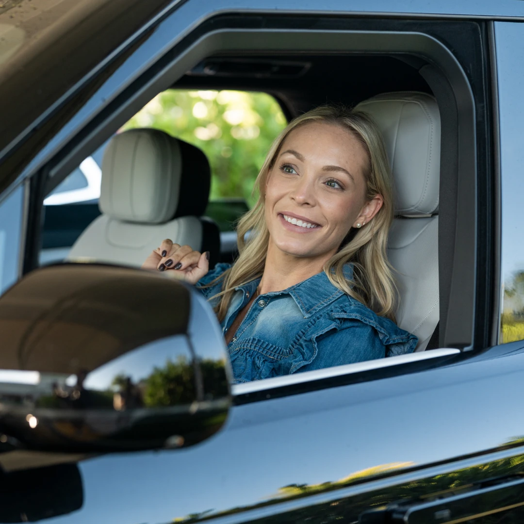 woman_smiling_car_wash